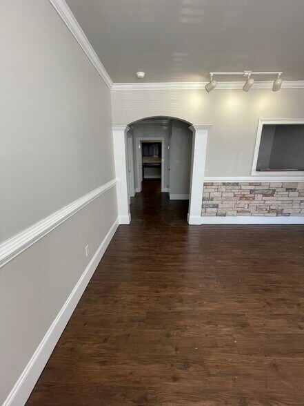 More Photos Of 327 Dahlonega St, Cumming Office For Lease
