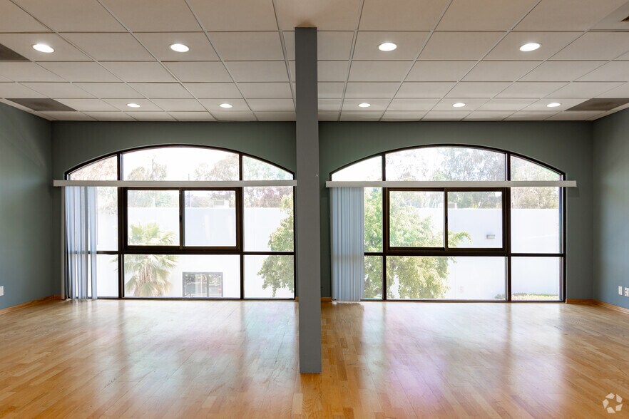 More Photos Of 2277 Townsgate Rd, Westlake Village Office For Lease