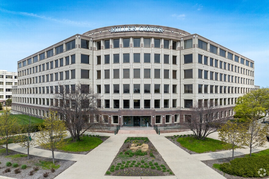 More Photos Of 1751 Lake Cook Rd, Deerfield Office For Lease