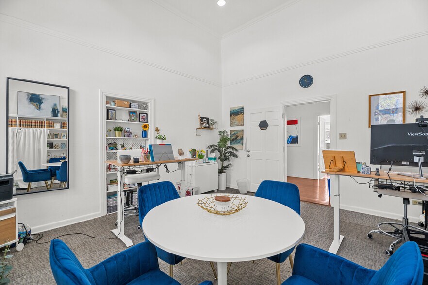 More Photos Of 1002 N Flores St, San Antonio Loft Creative Space For Lease