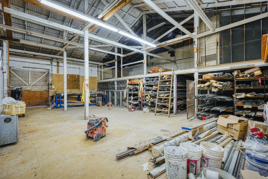 More Photos Of 1402 Hoefgen Ave, San Antonio Warehouse For Sale