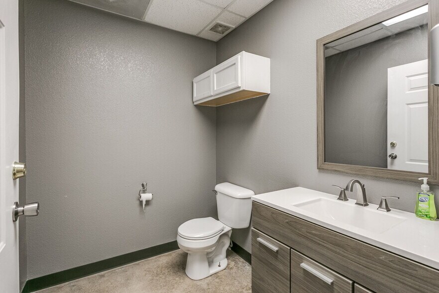 More Photos Of 3212 E Walnut St, Tecumseh Flex For Sale