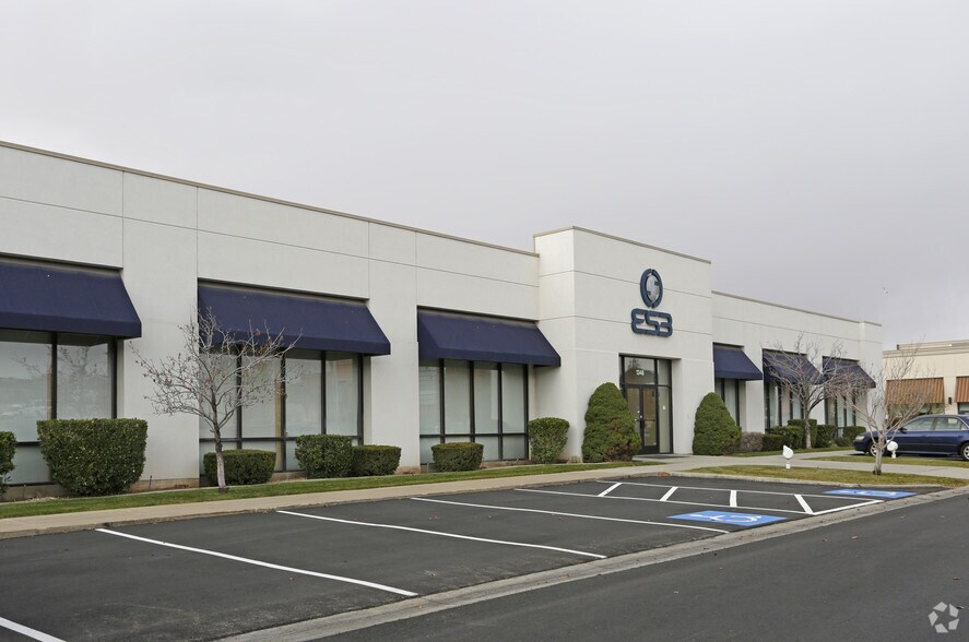 More Photos Of 1346 S Legend Hills Dr, Clearfield Freestanding For Lease