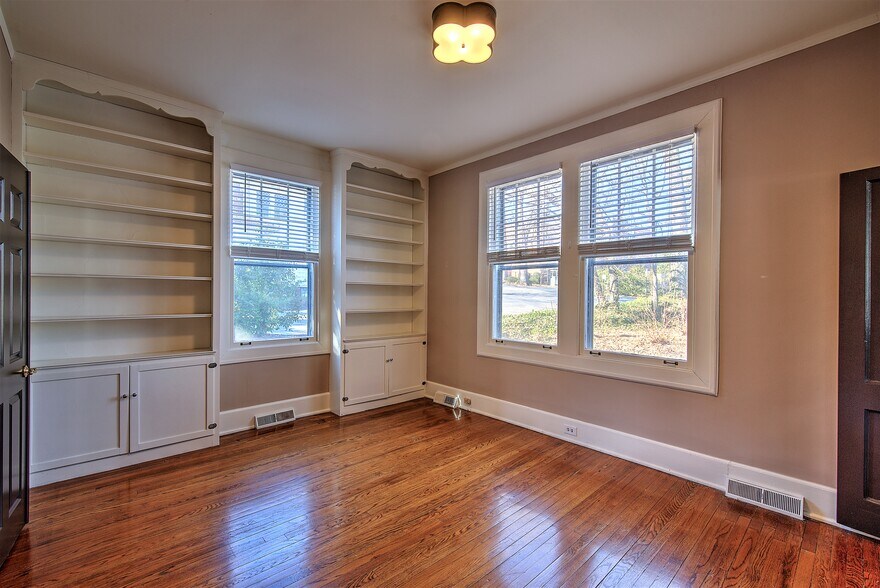More Photos Of 1011 E Washington St, Greenville Office For Lease