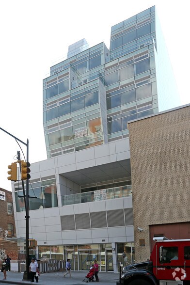 More Photos Of 13668 Roosevelt Ave, Flushing Office Residential For Lease