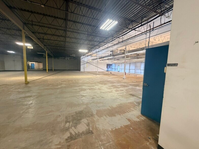 More Photos Of 9797-10161 E Admiral Pl, Tulsa Showroom For Lease