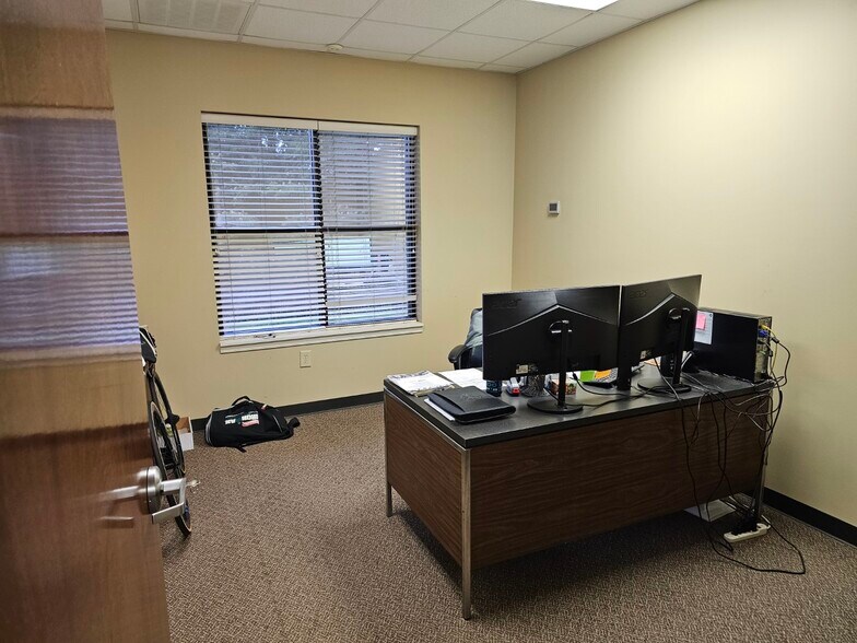 More Photos Of 1105 Old Buncombe Rd, Greenville Flex For Lease