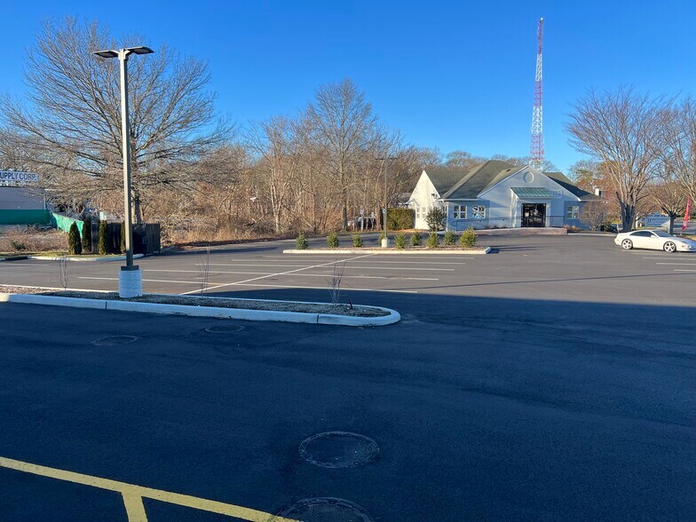 More Photos Of 1352 E Main St, Riverhead Freestanding For Lease
