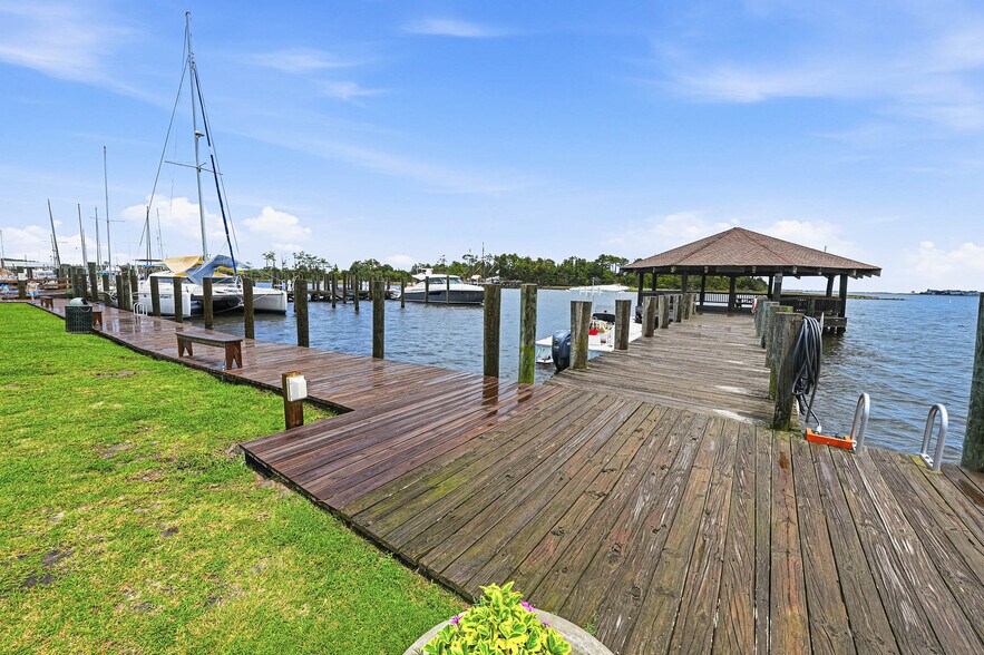 More Photos Of 207 Queen Elizabeth Ave, Manteo Storefront Retail Residential For Sale