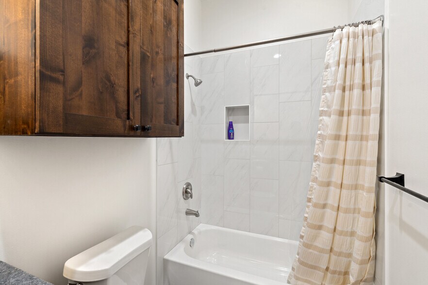 More Photos Of 101 Piper Ln, Spicewood Flex For Lease