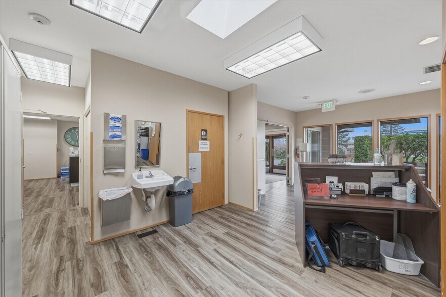 More Photos Of 3010 Squalicum Pky, Bellingham Office For Sale