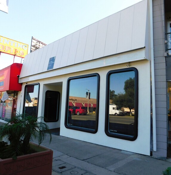 More Photos Of 16938-16940 Ventura Blvd, Encino Storefront For Lease