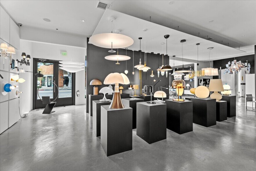More Photos Of 352 N Robertson Blvd, West Hollywood Storefront Retail Office For Lease
