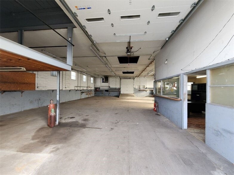 More Photos Of 433 Broadway, Pawtucket Light Distribution For Sale