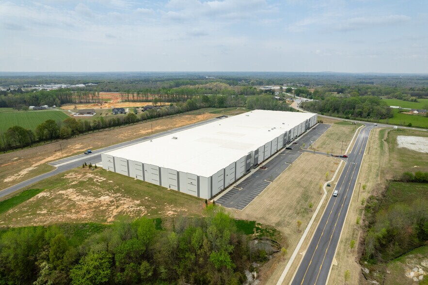 More Photos Of 140 Smith Farms Pky, Greer Manufacturing For Lease