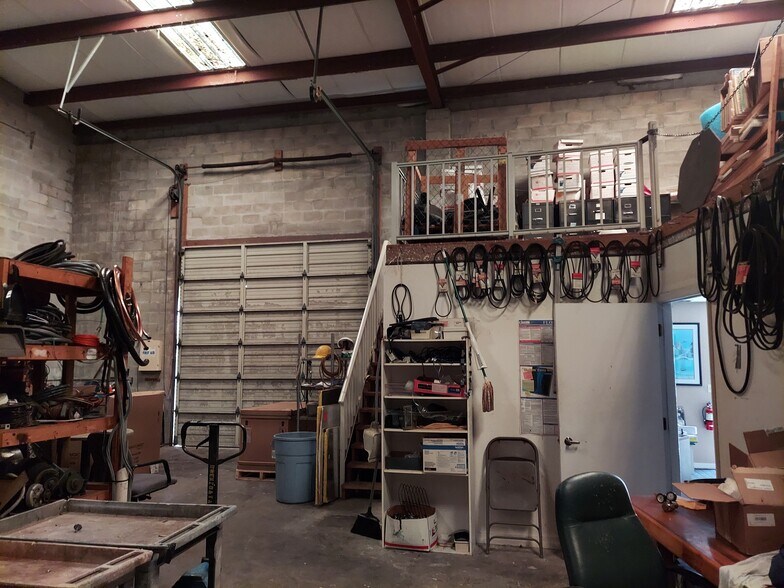 More Photos Of 131 Scarlett Blvd, Oldsmar Warehouse For Lease