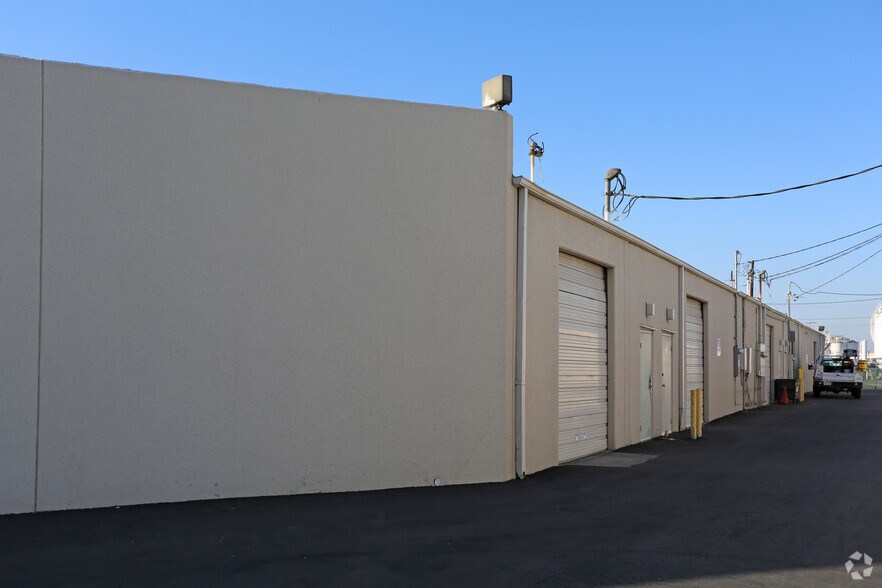 More Photos Of 3281-3295 Industry Dr, Signal Hill Warehouse For Lease