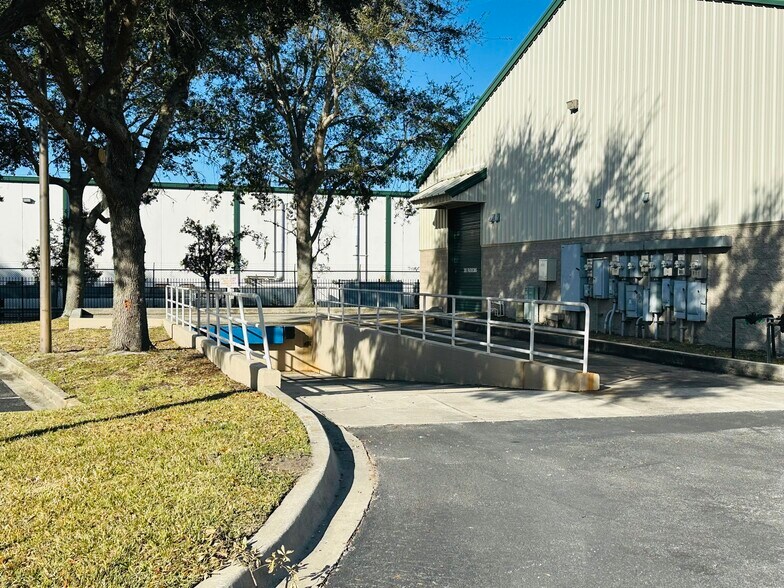 More Photos Of 3653 Regent Blvd, Jacksonville Flex For Sale