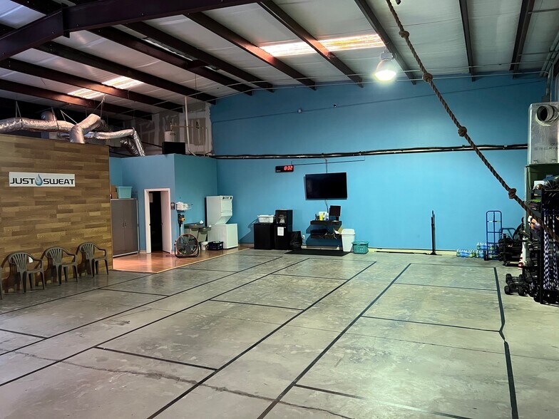 More Photos Of 2552-2558 Merchant Ave, Odessa Warehouse For Lease