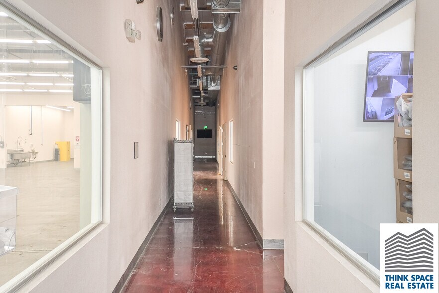 More Photos Of 9419 Mason Ave, Chatsworth Manufacturing For Lease