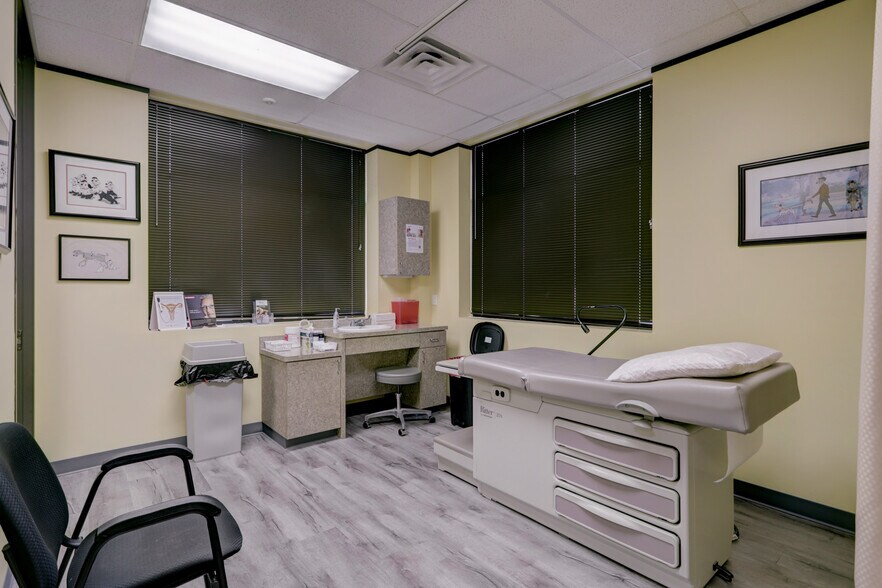More Photos Of 19701 Kingwood Dr, Kingwood Medical For Sale