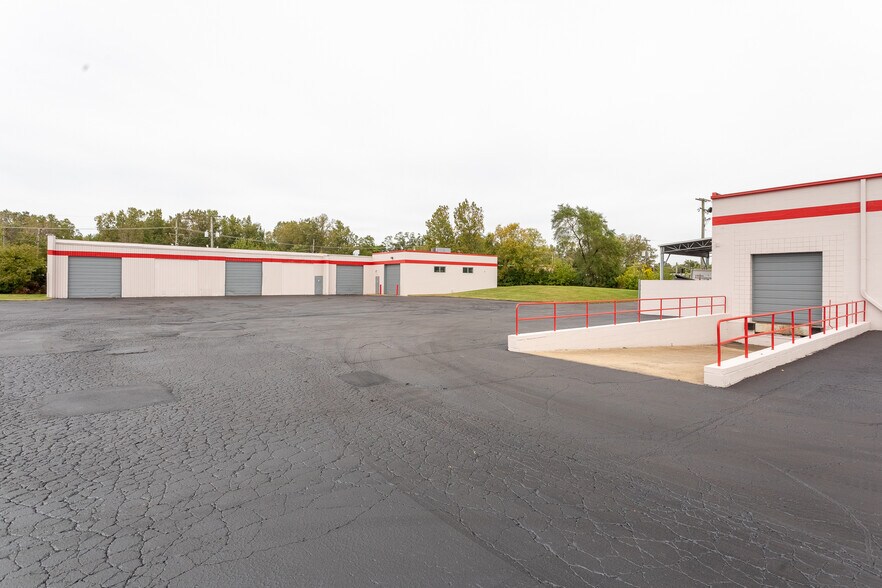 More Photos Of 31666 W Eight Mile Rd, Farmington Hills Manufacturing For Sale