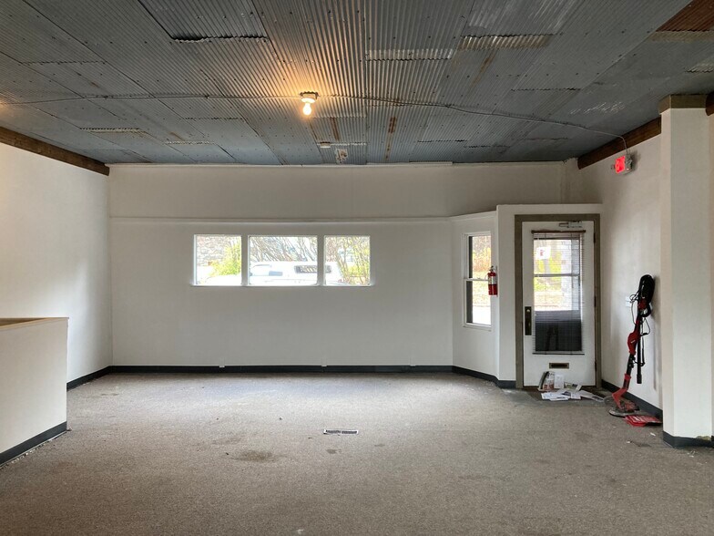 More Photos Of 2224 W 3rd St, Duluth Storefront Retail Office For Sale