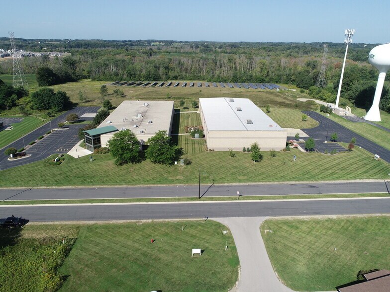 More Photos Of 591 N Dekora Woods Blvd, Saukville Unknown For Lease