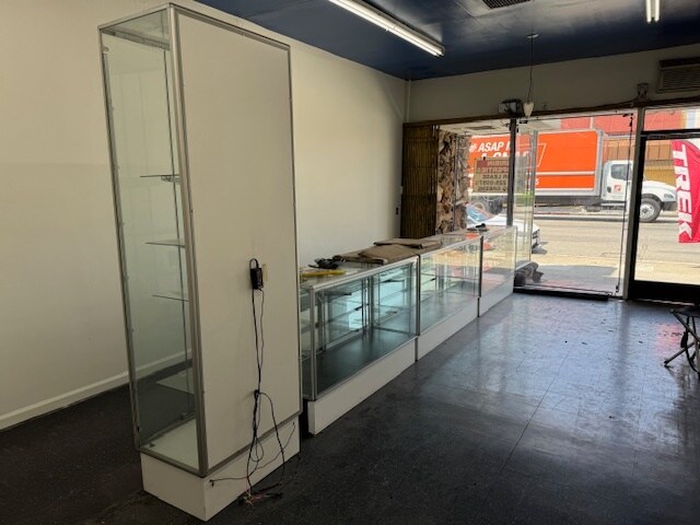 More Photos Of 14426-14430 Ventura Blvd, Sherman Oaks Storefront For Lease