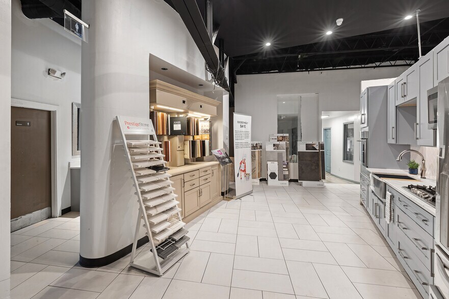 More Photos Of 2866 Poplar Ave, Memphis Storefront Retail Office For Sale