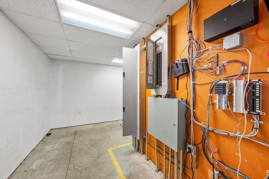 More Photos Of 3976 Crater Lake Ave, Medford Auto Dealership For Lease