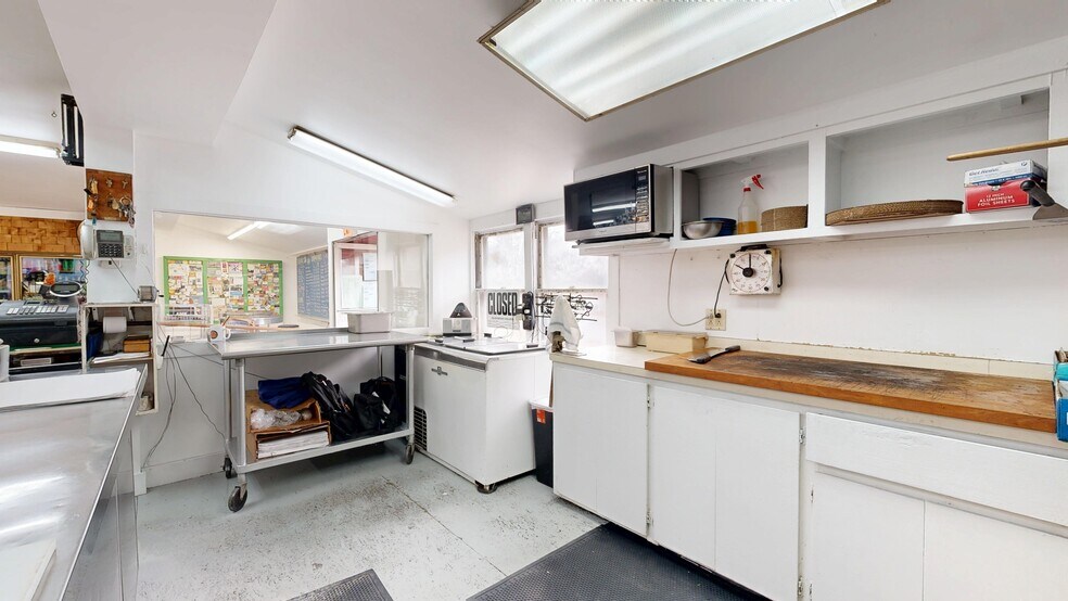 More Photos Of 130 Wardtown Rd, Freeport General Retail For Sale