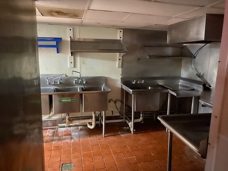 More Photos Of 111 23rd St, Galveston Bar For Lease