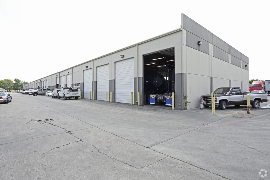 More Photos Of 307 N Rogers Rd, Irving Warehouse For Lease