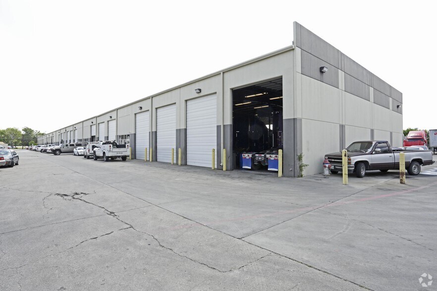 More Photos Of 307 N Rogers Rd, Irving Warehouse For Lease