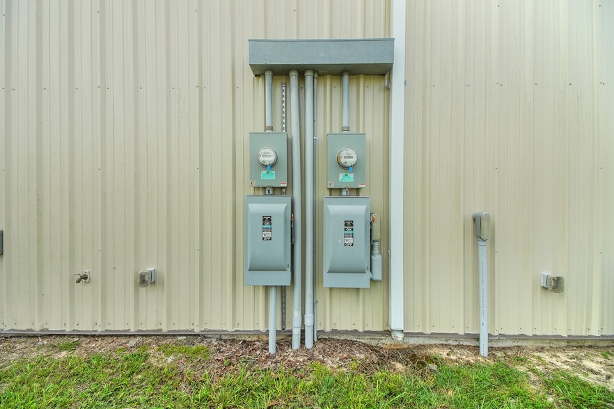 More Photos Of 1818 Greenleaf Ln, Leesburg Warehouse For Sale