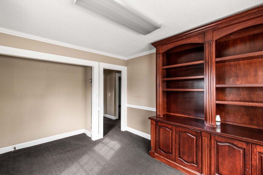 More Photos Of 302 N White St, Lancaster Office For Sale