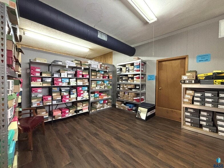 More Photos Of 118 N Broadway Ave, Miller General Retail For Sale