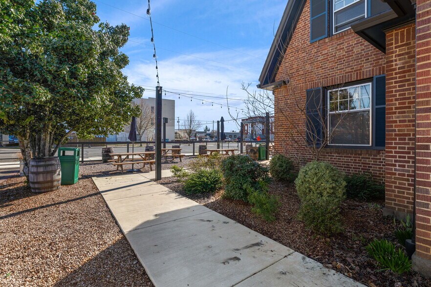 More Photos Of 883 SW Church St, Dallas Restaurant For Sale