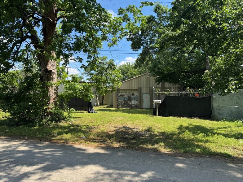 More Photos Of 1100 & 1104 Rock Island St, Dallas Warehouse For Lease