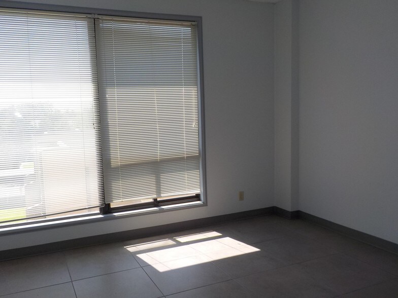 More Photos Of 3700 N 10th St, McAllen Office For Lease