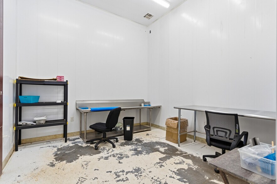More Photos Of 22900 W Skelly Rd, Haskell Light Manufacturing For Sale