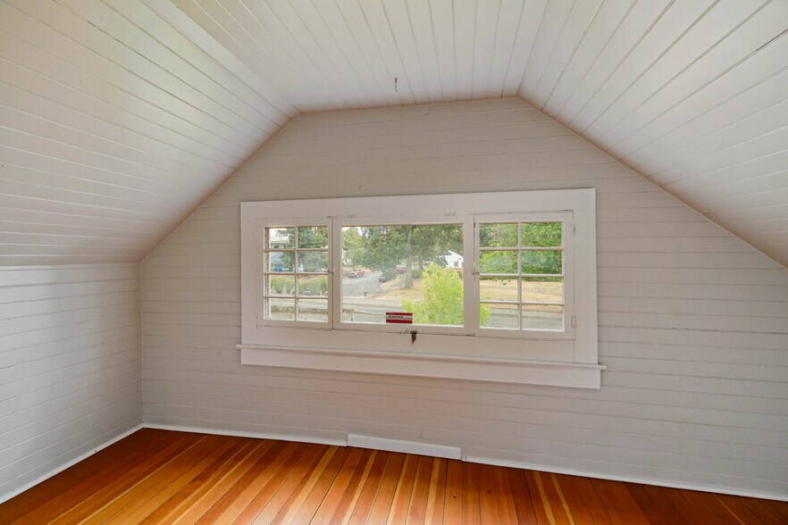 More Photos Of 901 13th St SE, Salem Office For Sale