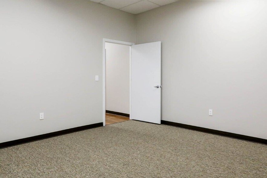 More Photos Of 14101-14105 Mccormick Dr, Tampa Light Manufacturing For Lease