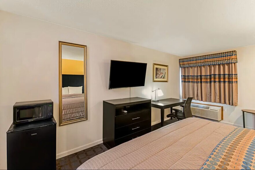 More Photos Of 800 Senate Ave, Red Oak Hotel For Sale