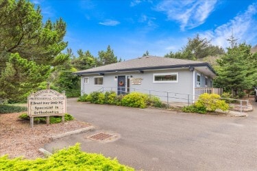 Primary Photo Of 3784 SE High School Dr, Lincoln City Medical For Sale