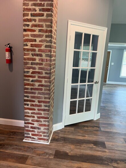 More Photos Of 7048 Aviation Blvd, Glen Burnie Storefront Retail Office For Sale