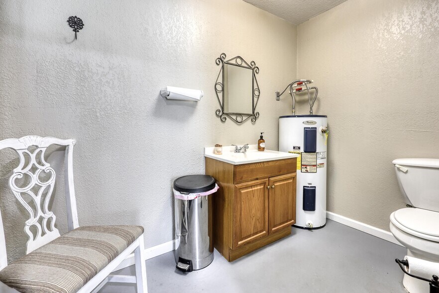 More Photos Of 8637 Oxbow Ln, Neosho Storefront Retail Residential For Sale