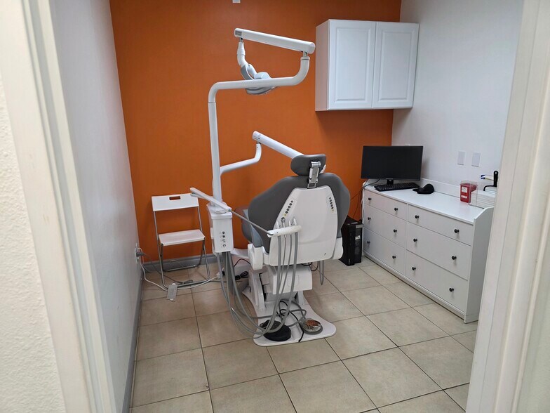 More Photos Of 22062 Ventura Blvd, Woodland Hills Freestanding For Lease