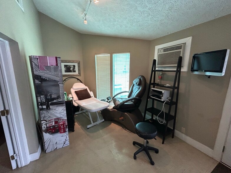 More Photos Of 6112 Benneville St, Cincinnati Freestanding For Sale